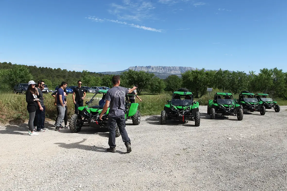 Départ de randonnée buggy en groupe au Domaine de la Galère face à la Sainte-Victoire