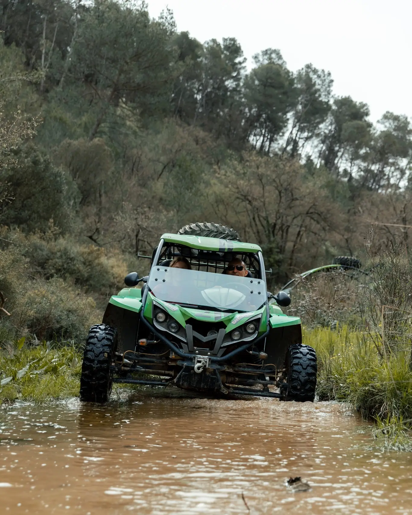 Buggy biplace franchissant une rivière sur le Domaine de la Galère à Belcodène en Provence