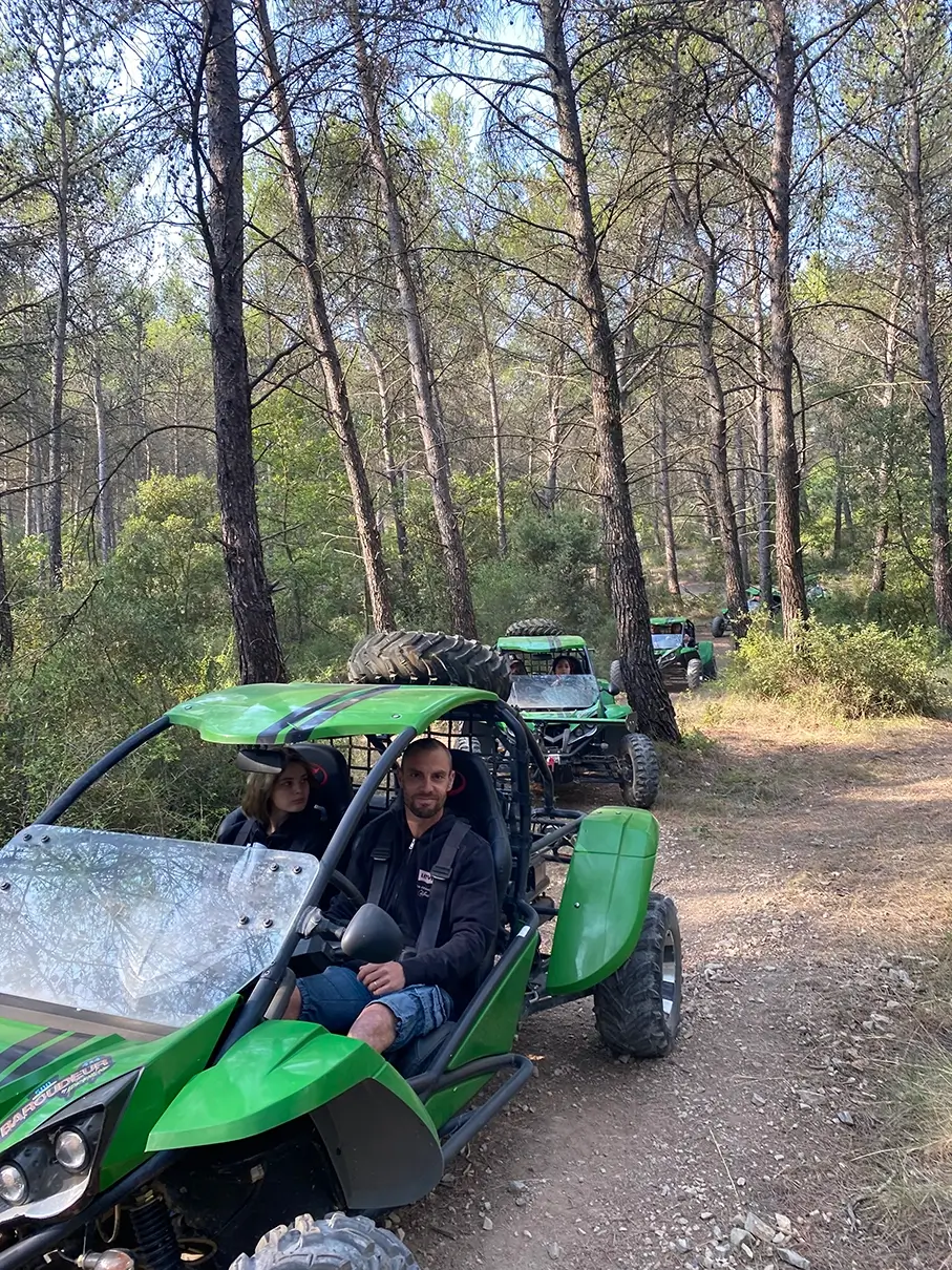 Pilotage de buggy sur piste forestière au coucher du soleil en Provence