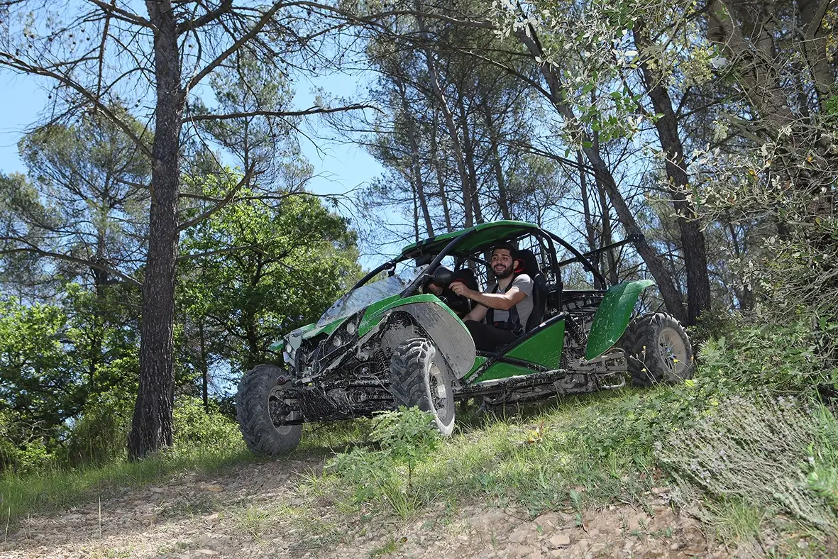 Randonnée buggy 2 heures — pilote en montée dans la forêt de pins en Provence