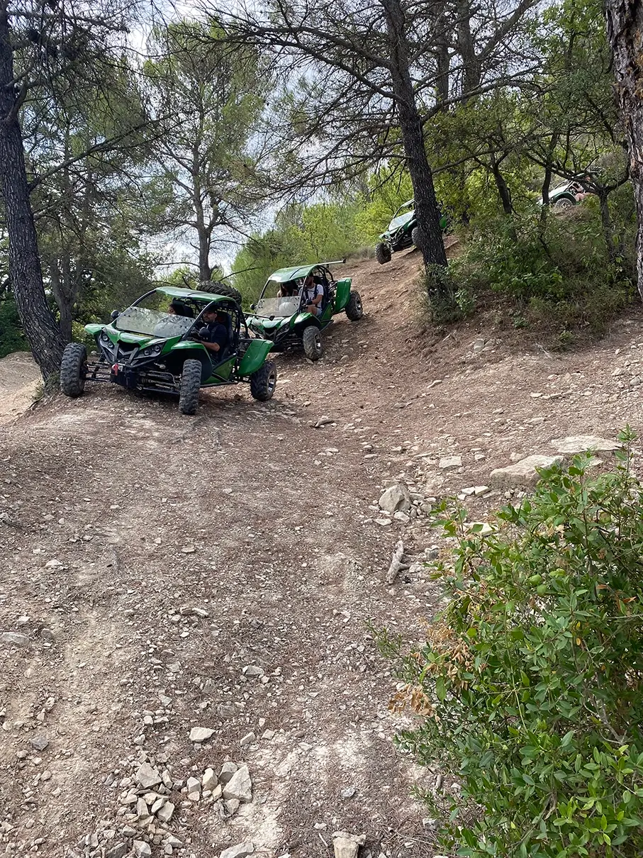Buggy sur piste rocheuse dans la garrigue provençale